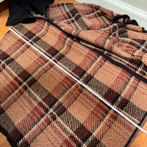 Tahari Full Zip Up Cape Brown and Black Plaid Size L/XL - Picture 9 of 9